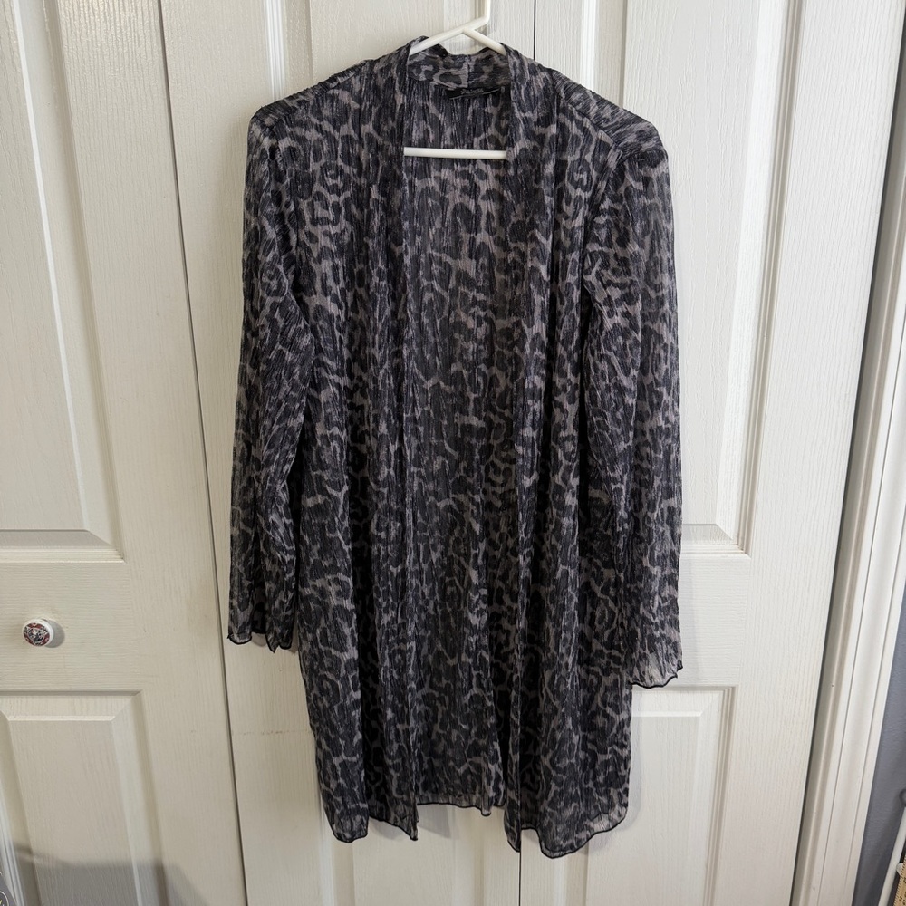 Investments Slim Factor cheetah cardigan size medium‎